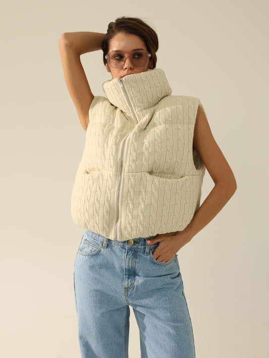 жилет в'язаний з косами