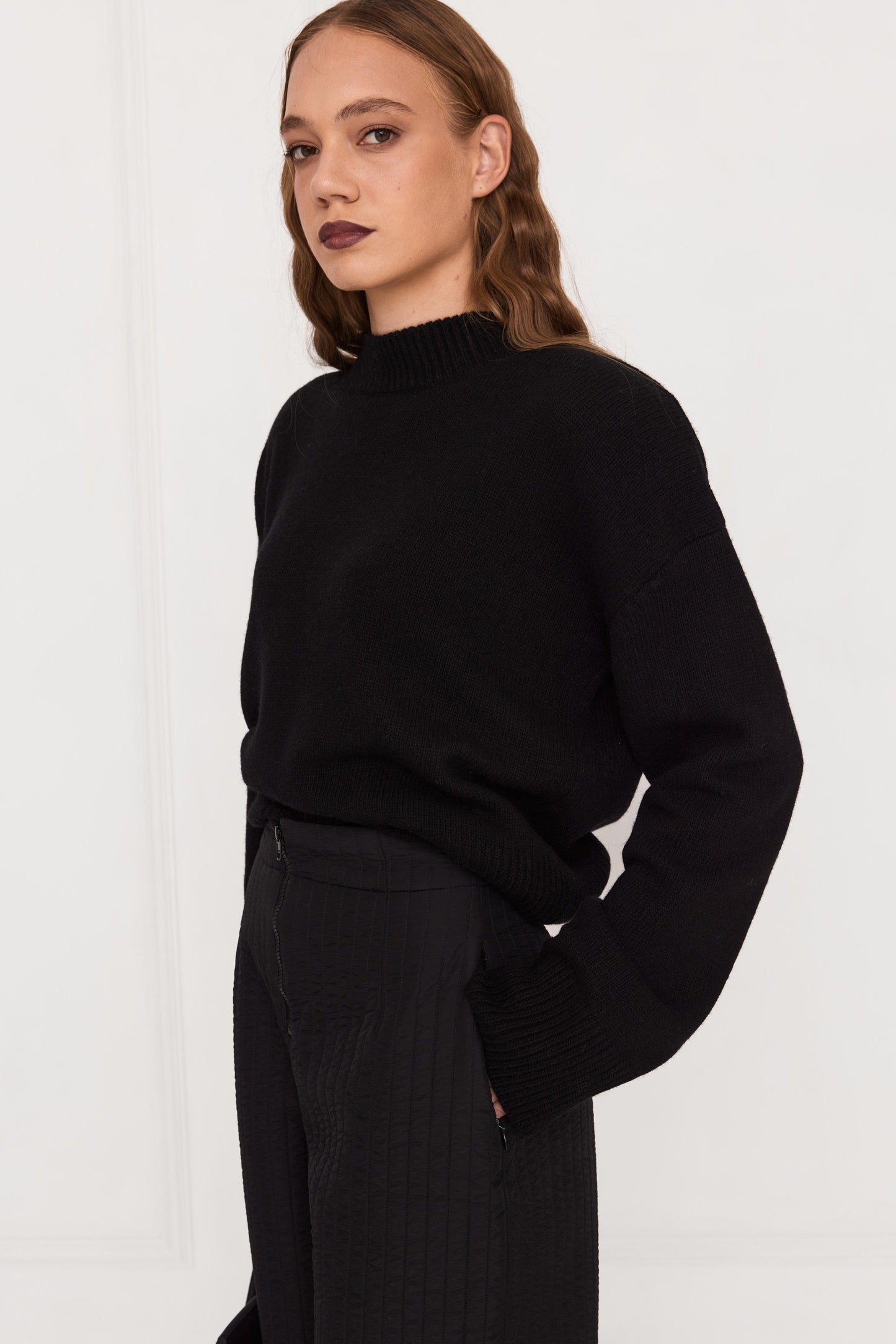 Светр power shoulders чорний